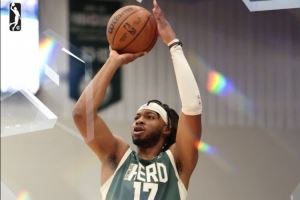 上赛季是雄鹿的双向球员！美记：马刺和后卫乌姆德签下训练营合同