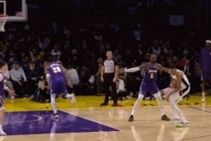 幸无大碍!文班亚马和八村塁对撞膝盖 但二人均继续作战