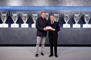 皇马主席弗洛伦蒂诺会见NFL总裁,双方互赠礼物