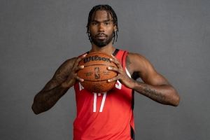 解说:伊森本季命中率近50%表现非常好 但即便再省着用他还是会伤